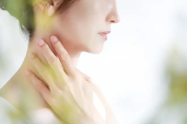 女性の横顔の写真