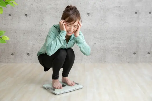 ダイエットに悩む女性