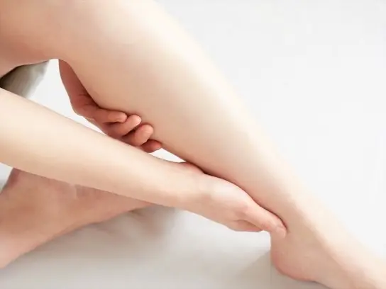 乾燥肌対策で足のリンパマッサージをする女性
