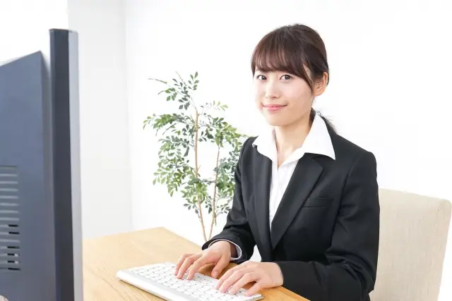 デスクワークで膝裏が滞っている女性