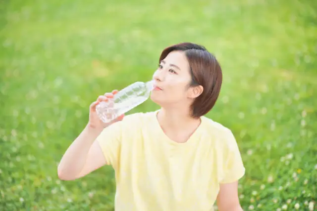 施術の前後は、いつもより多めに水分をとる