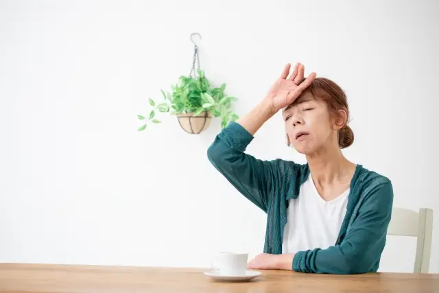 更年期障害の症状に悩まされている女性