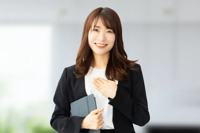 首こりのチェックリストをすすめる女性