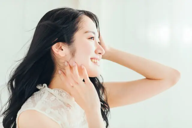 穏やかな表情の女性