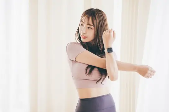トレーニングのあと、肩まわりをゆっくり伸ばす女性