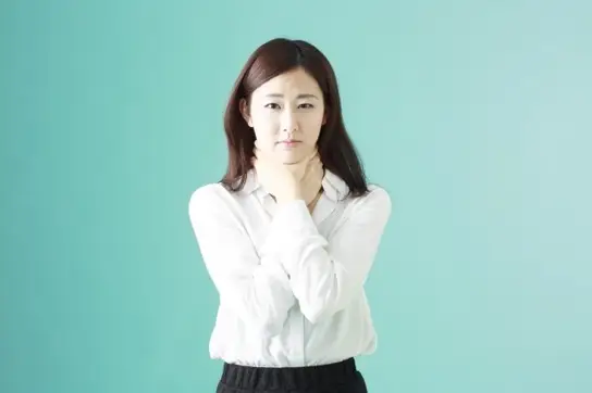 首こりの症状を伝える女性