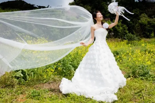 ウエディングドレスを着た花嫁