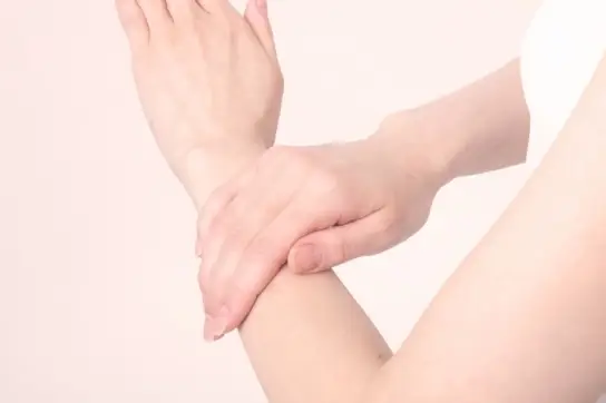 ツボをやさしく押す様子
