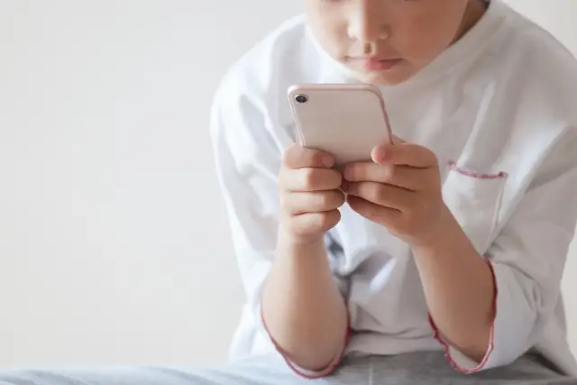 子供がスマホを凝視している様子