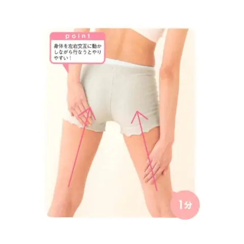 太ももの裏側をさすり上げる女性