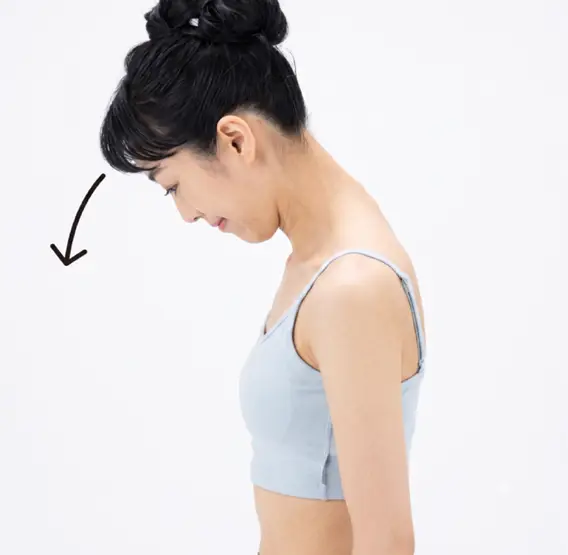 僧帽筋や、肩甲挙筋をストレッチする女性