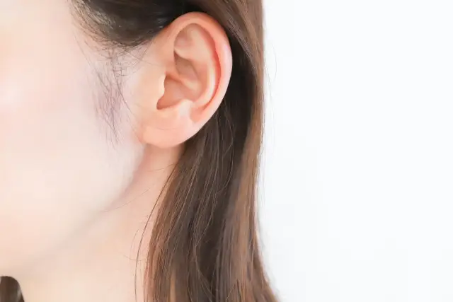 女性の耳のアップ写真