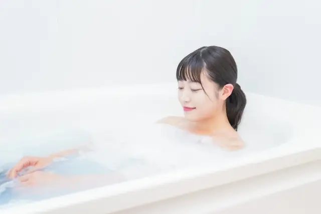 湯船に浸かってセルフケアする様子