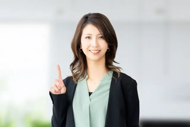 マッサージを始める前の注意事項を伝える女性
