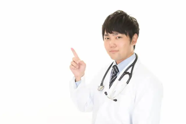 首こりが招く症状が重篤な場合は、病院へ行くことを勧める男性医師