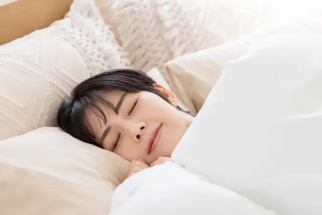 ベットで熟睡している女性