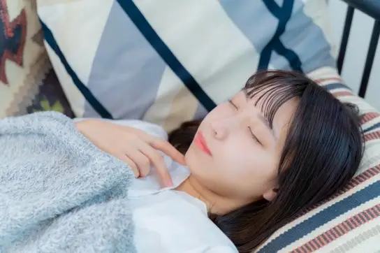 すやすやと眠る女性