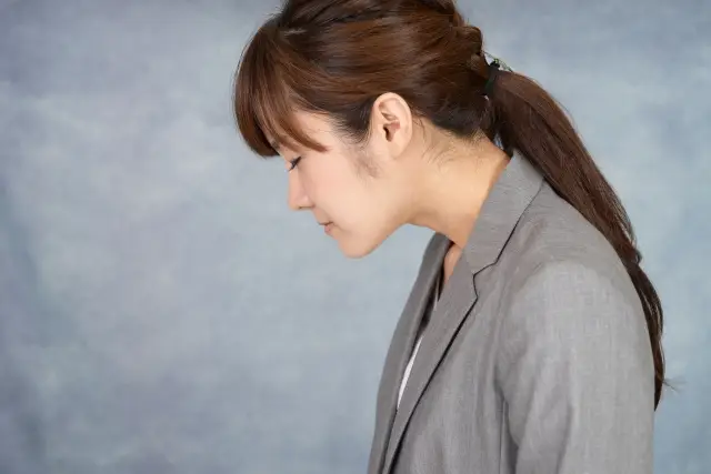 猫背になっている女性