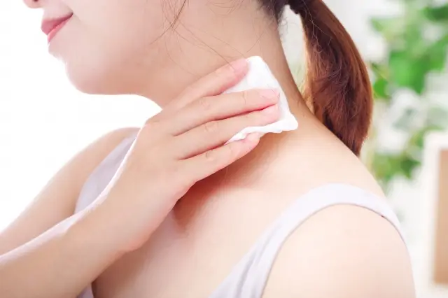 首を温める女性